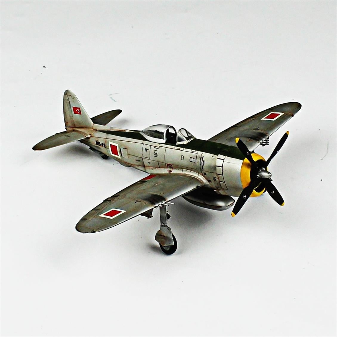 QD102 1/72 P-47D Thunderbolt Sergilemeye Hazır Plastik Uçak Maketi