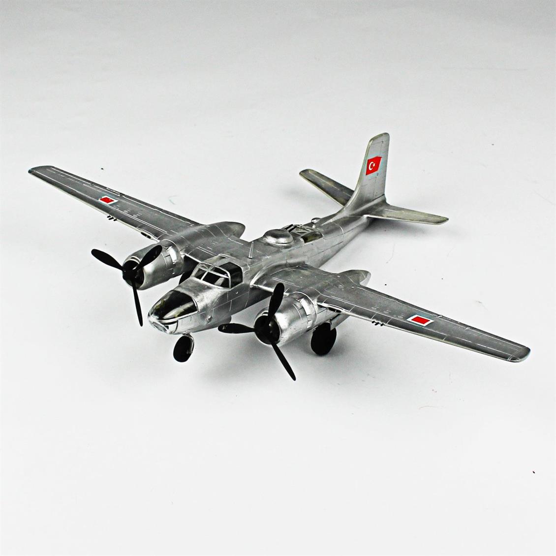 QD103 1/72 A-26C Invader Sergilemeye Hazır Plastik Uçak Maketi