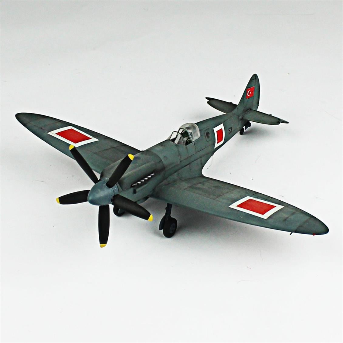 QD115 1/48 Spitfire Pru Sergilemeye Hazır Plastik Uçak Maketi