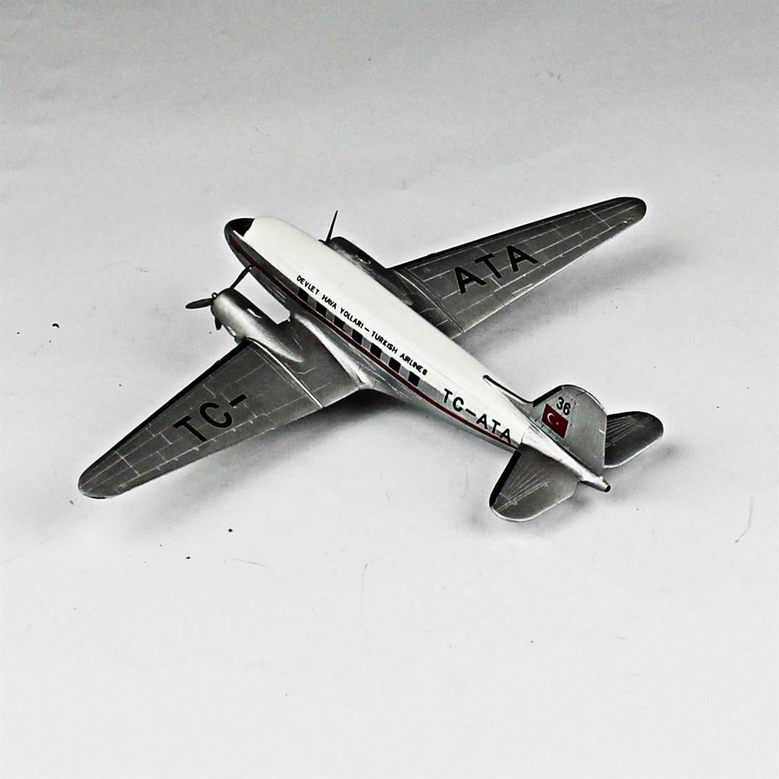 QD143 1/144 DC-3 Sergilemeye Hazır Plastik Uçak Maketi