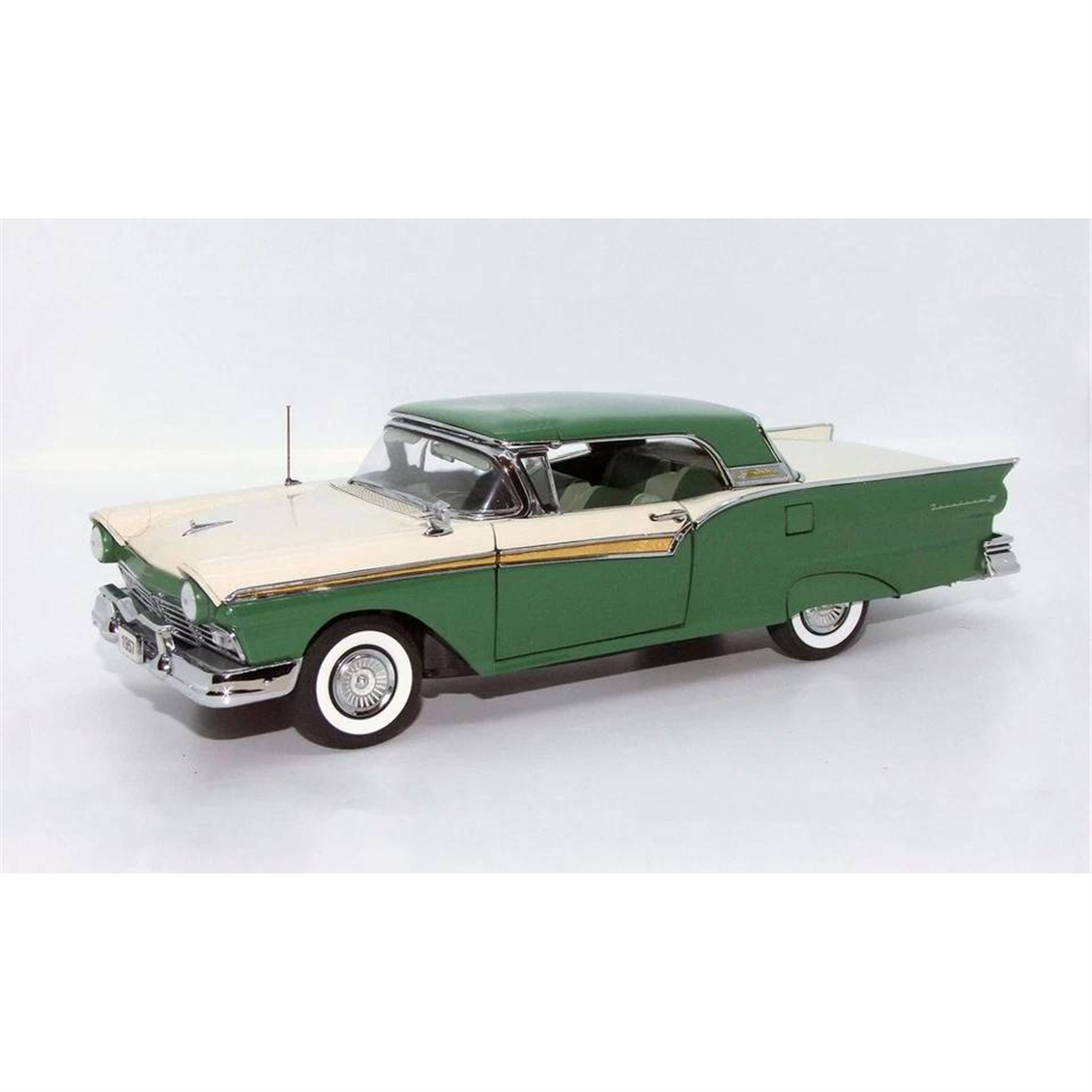 Sunstar 1352 1/18 Ölçek, 1957 Ford Fairlane 500 Skyliner, Beyaz/Yeşil, Sergilemeye Hazır Metal Araba Modeli