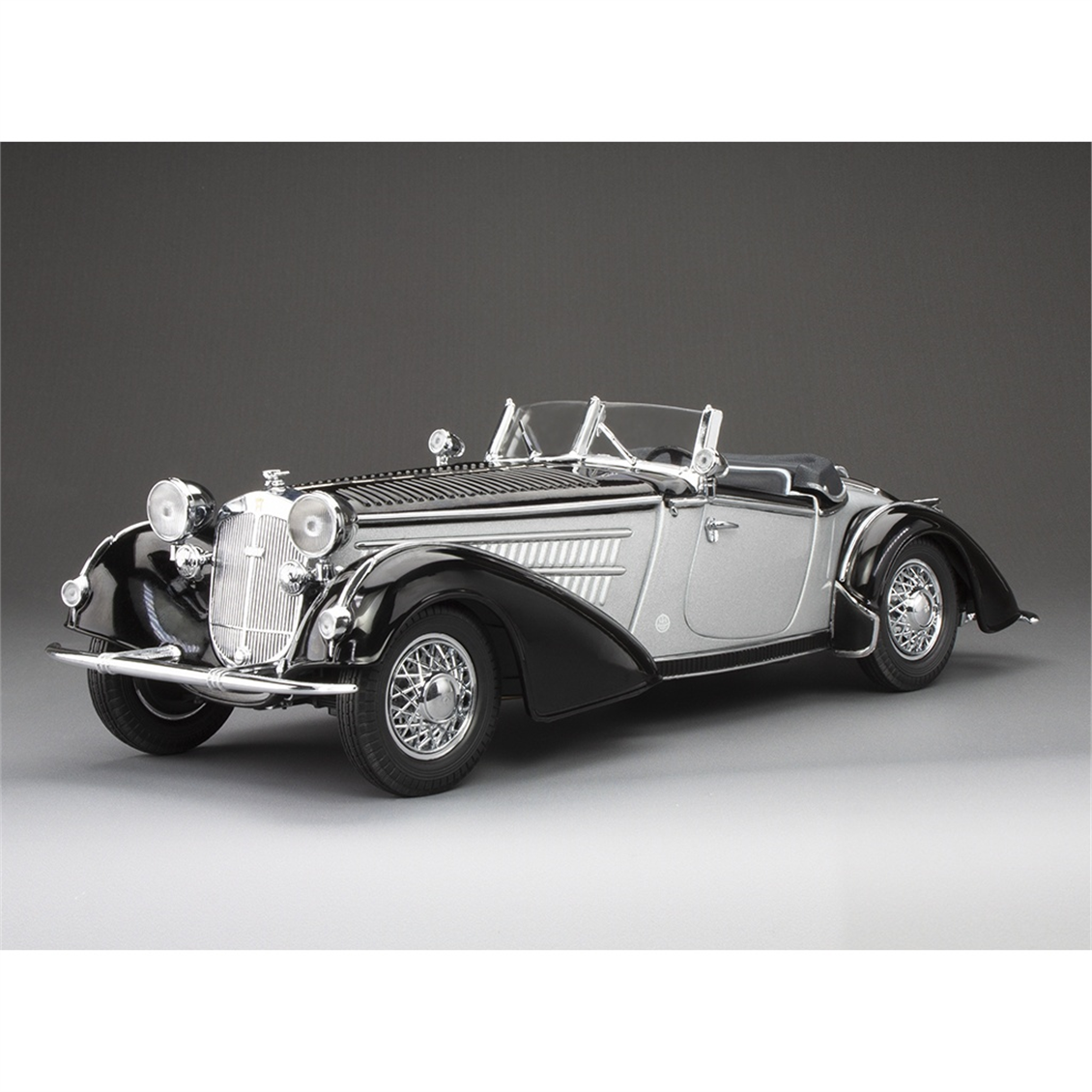 Sunstar 2410 1/18 Ölçek, 1939 Horch 855 Roadster, Gri Gümüş/Koyu Mavi, Sergilemeye Hazır Metal Araba Modeli
