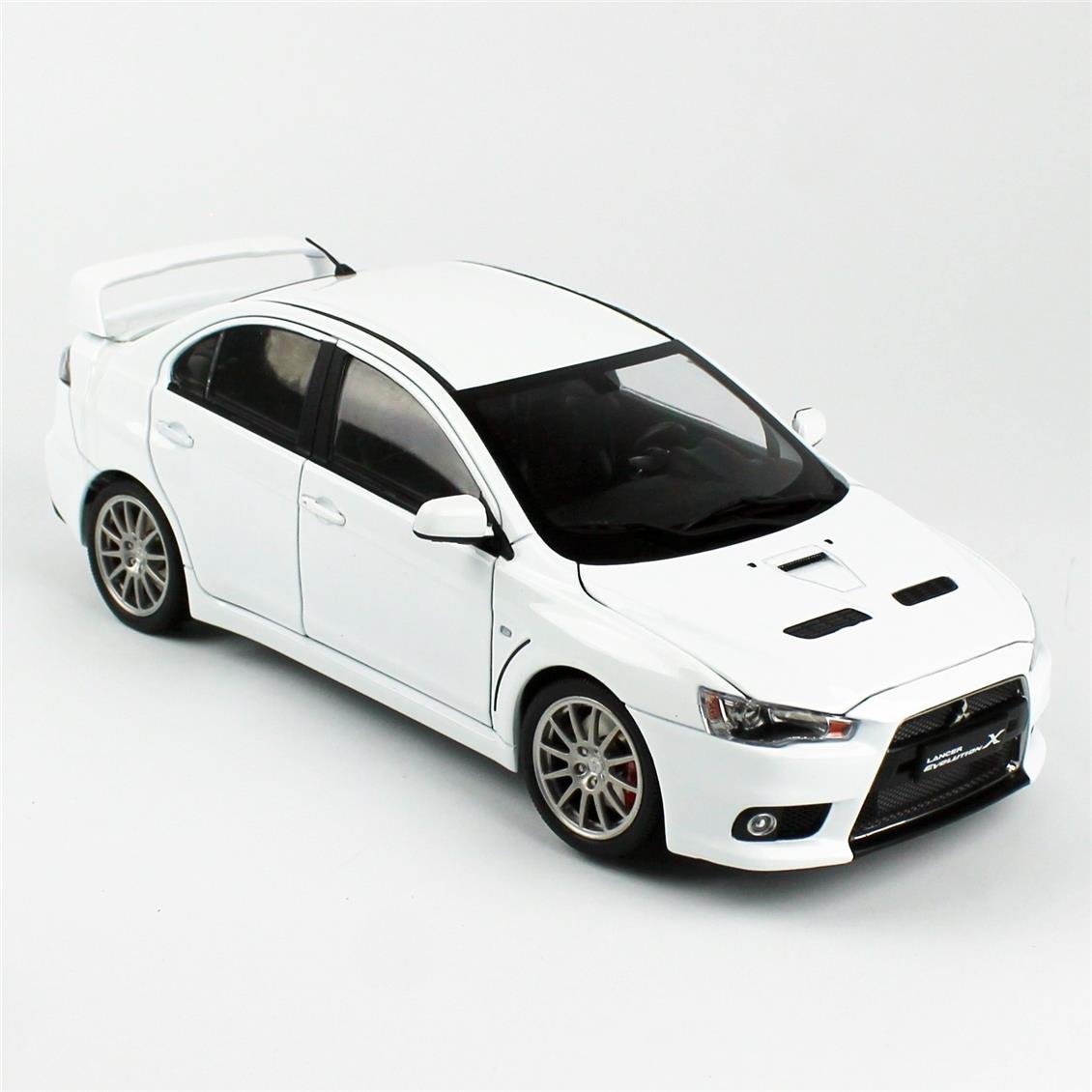 Sunstar 5824 1/18 Ölçek, Mitsubishi Lancer Evolution X, Beyaz, Sergilemeye Hazır Metal Araba Modeli