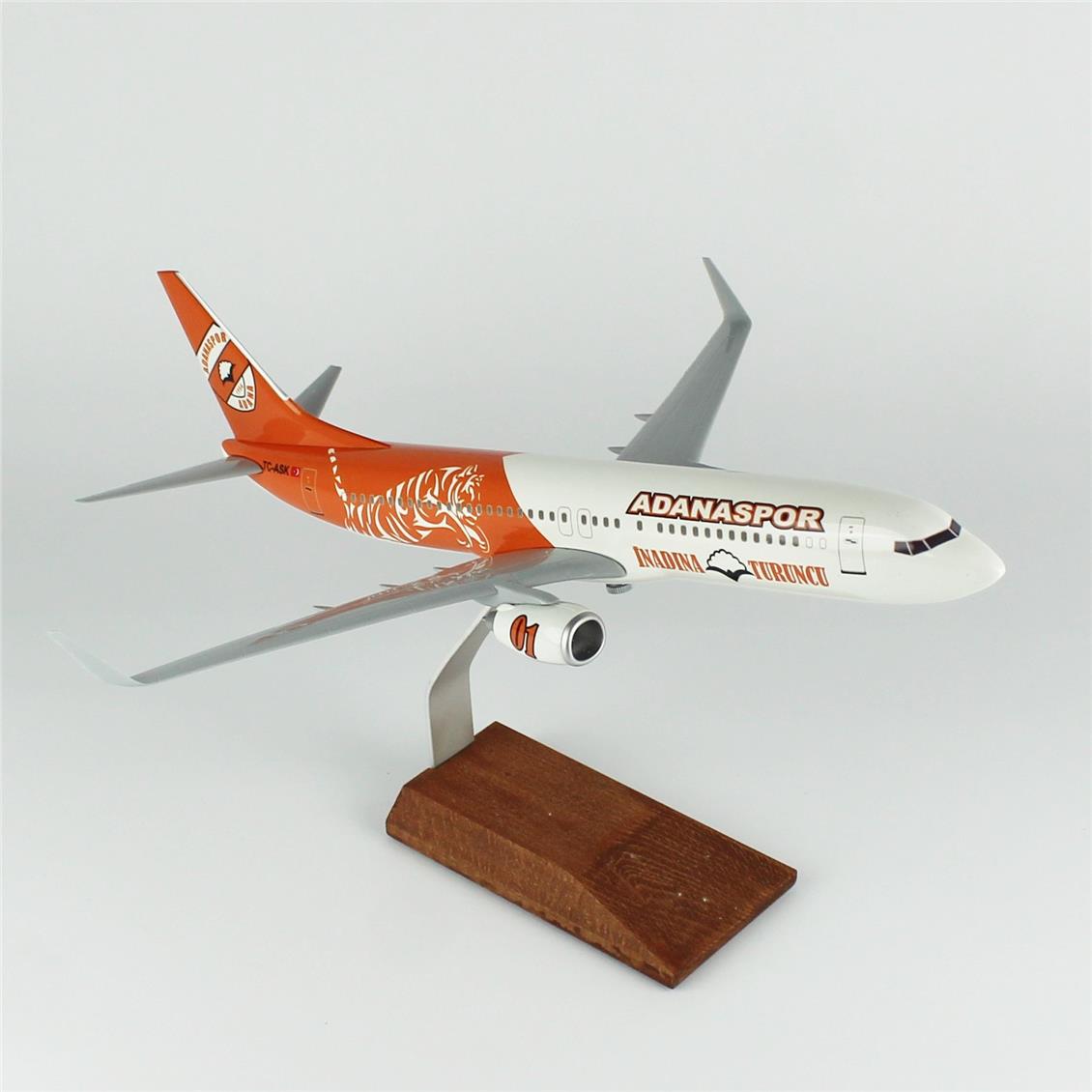 THY014 1/100 Ölçek, THY Adana Spor Logolu B737-800 Yolcu Uçağı, Sergilemeye Hazır Ahşap Standlı Model