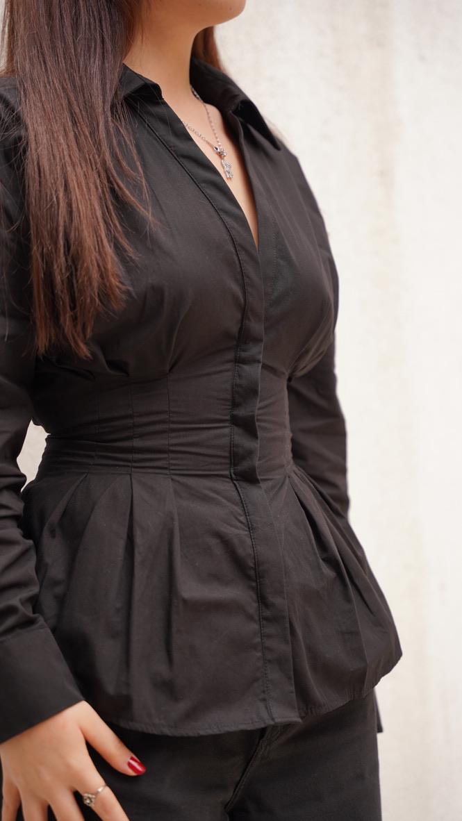 Belden Korse Detaylı V Yaka Siyah Gömlek