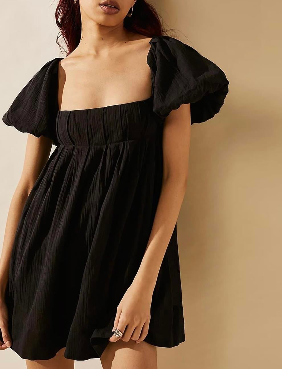 Balon Kollu Sırt Dekolteli Siyah Elbise