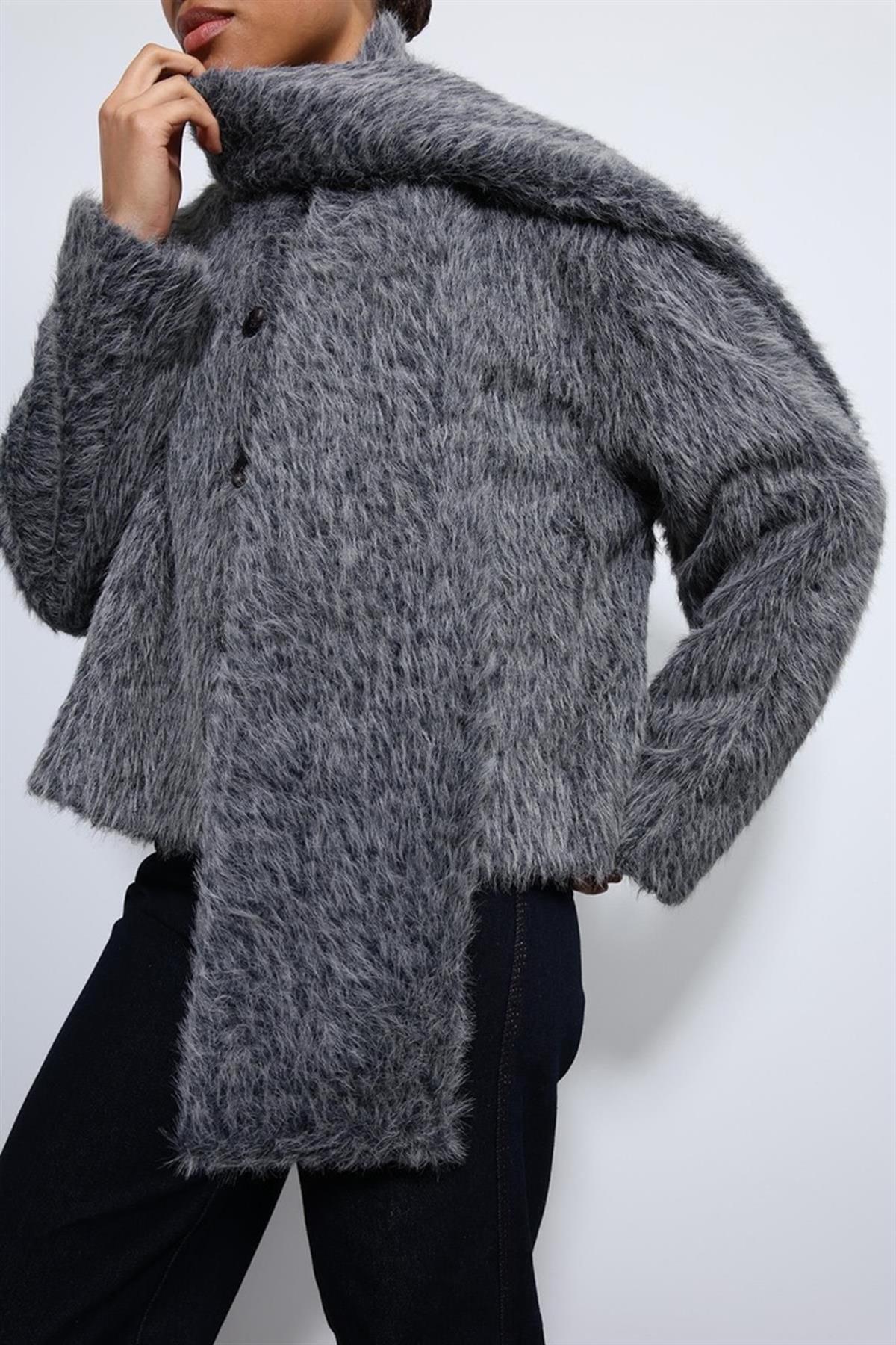 Atkı ve Kürk Detaylı Kısa Gri Kaban