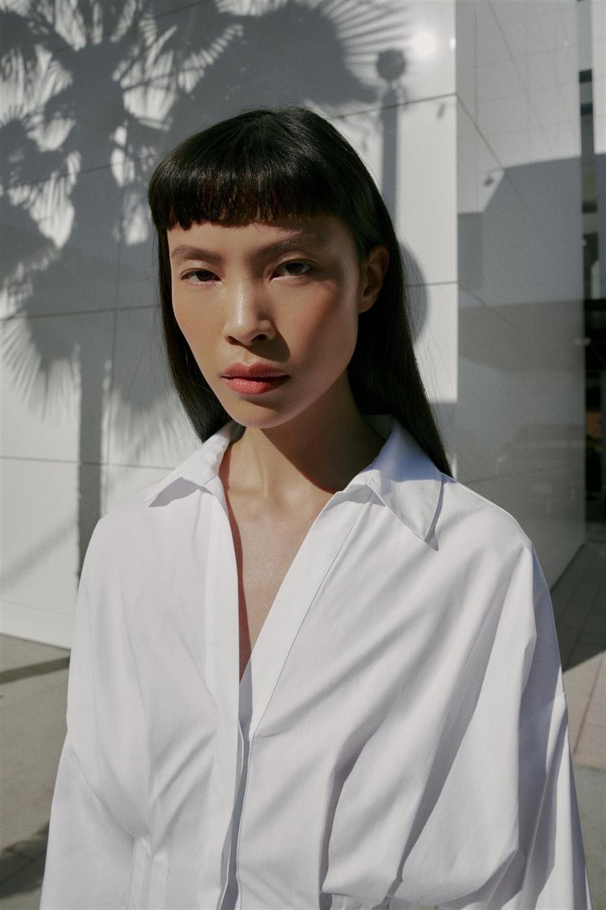 Belden Korse Detaylı V Yaka Beyaz Gömlek