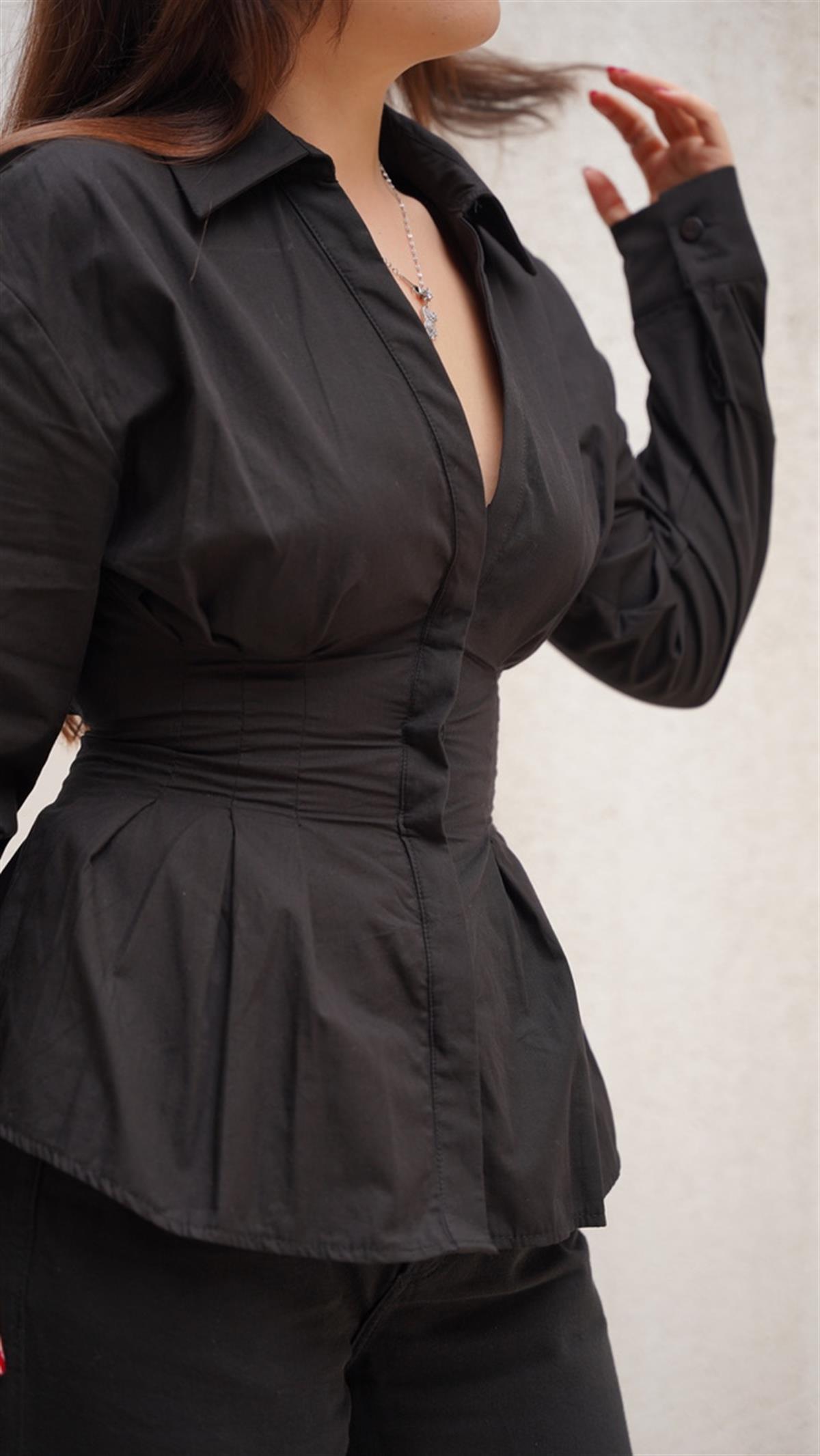 Belden Korse Detaylı V Yaka Siyah Gömlek