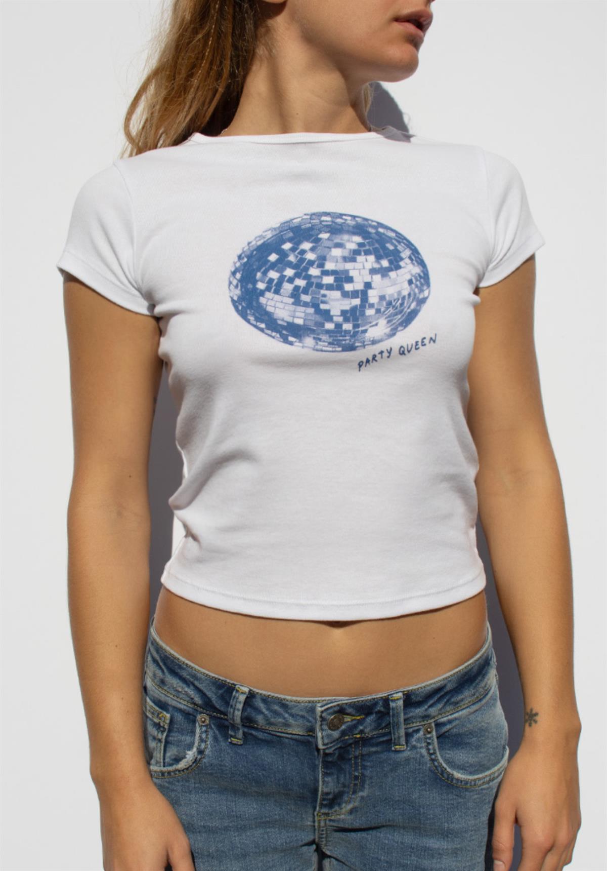 Beyaz Fit Kalıp Mavi Detaylı Tişört