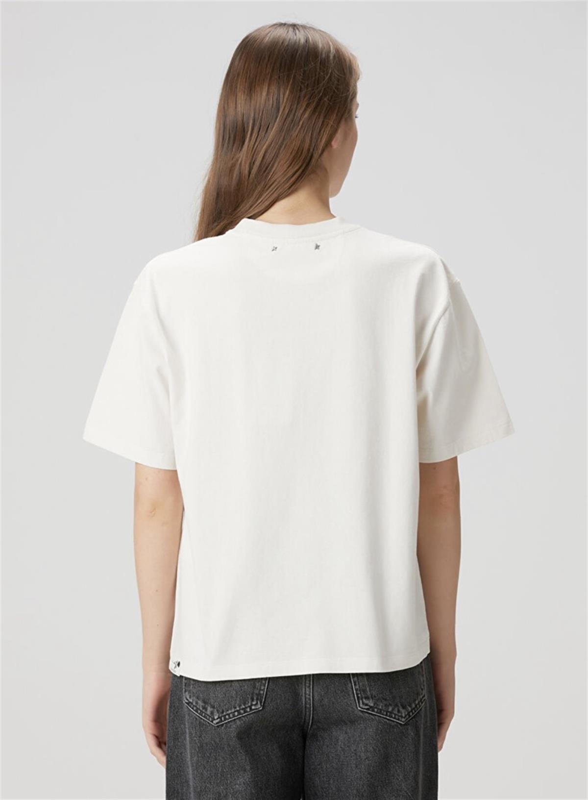 Beyaz - Siyah Çiçek Baskı Detaylı Tişört