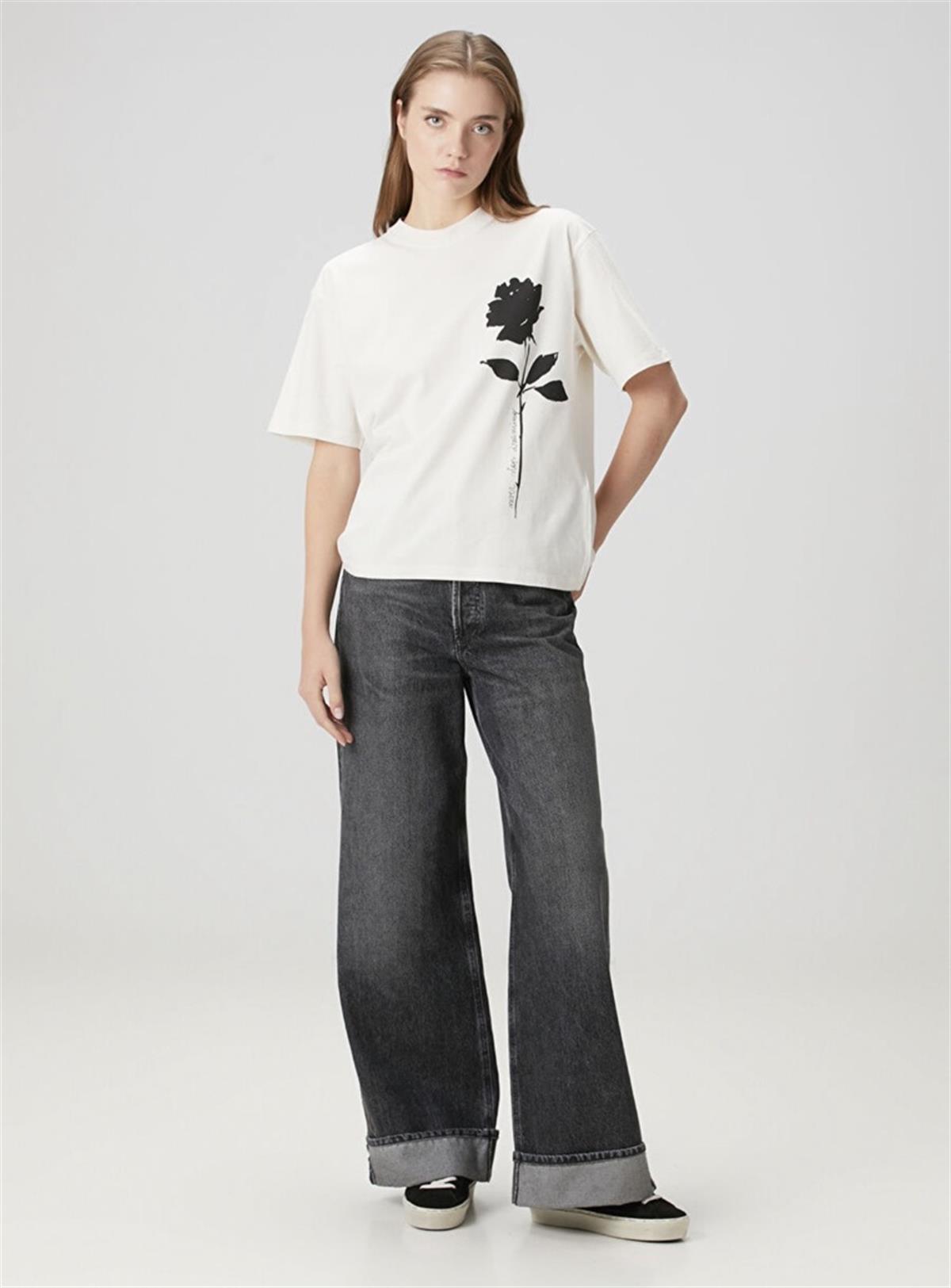 Beyaz - Siyah Çiçek Baskı Detaylı Tişört