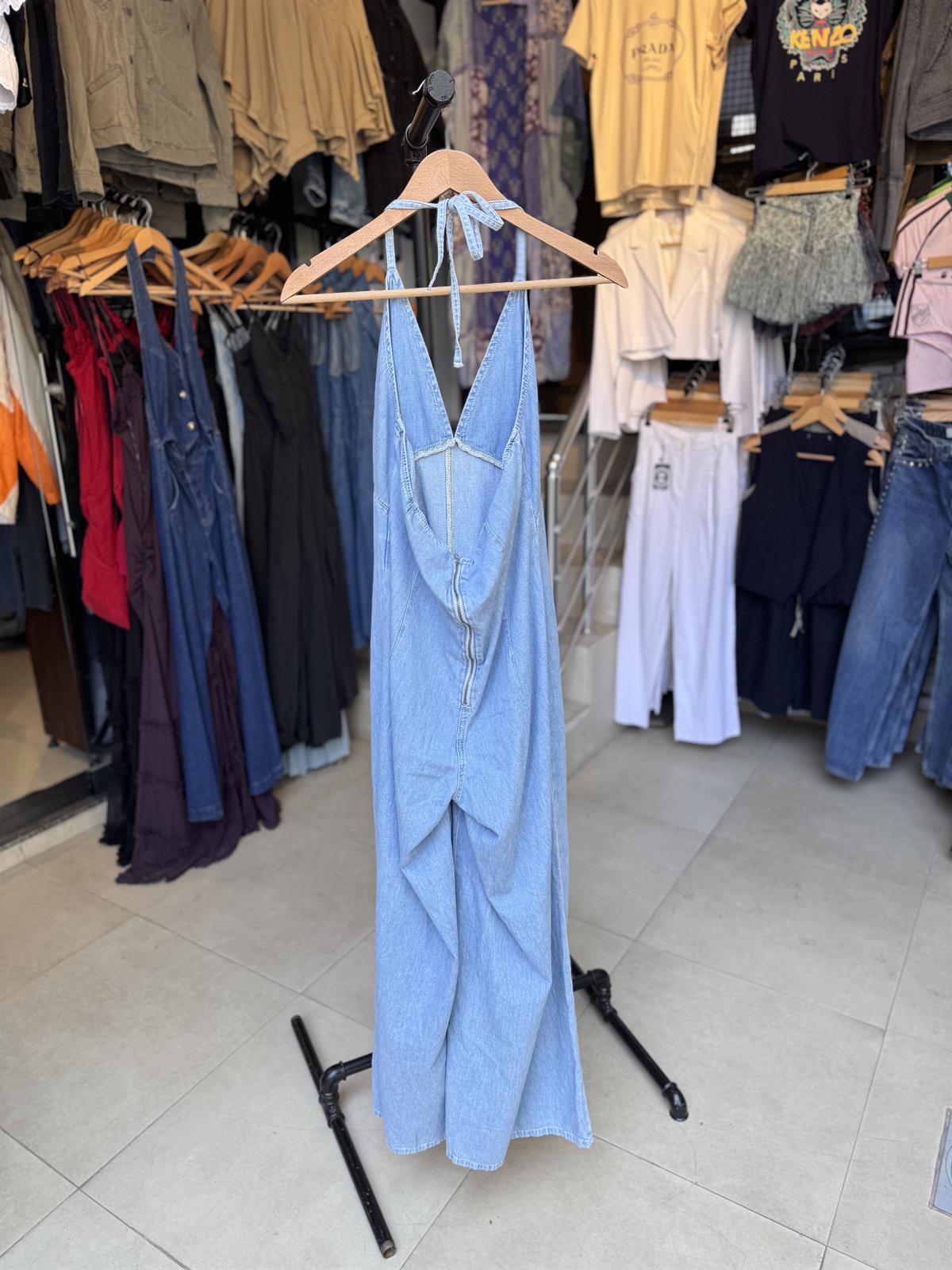 Boyundan Askılı Sırt Dekolteli İnce Denim Tulum