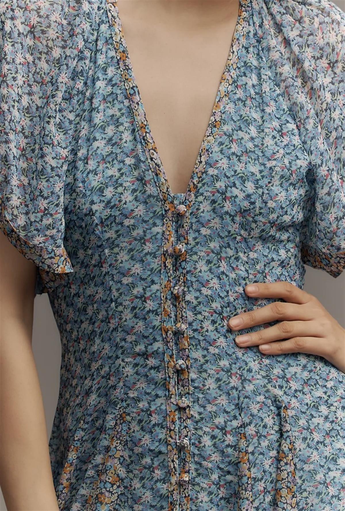 Desenli Çoklu Düğme ve Yırtmaç Detaylı Maxi Boy Elbise