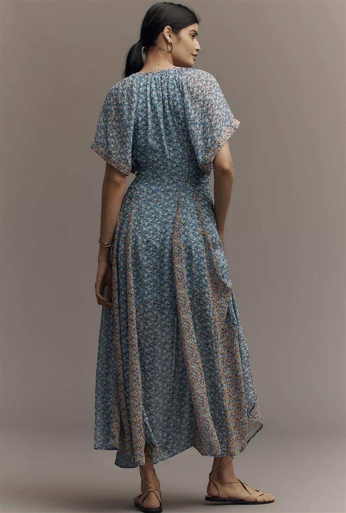 Desenli Çoklu Düğme ve Yırtmaç Detaylı Maxi Boy Elbise