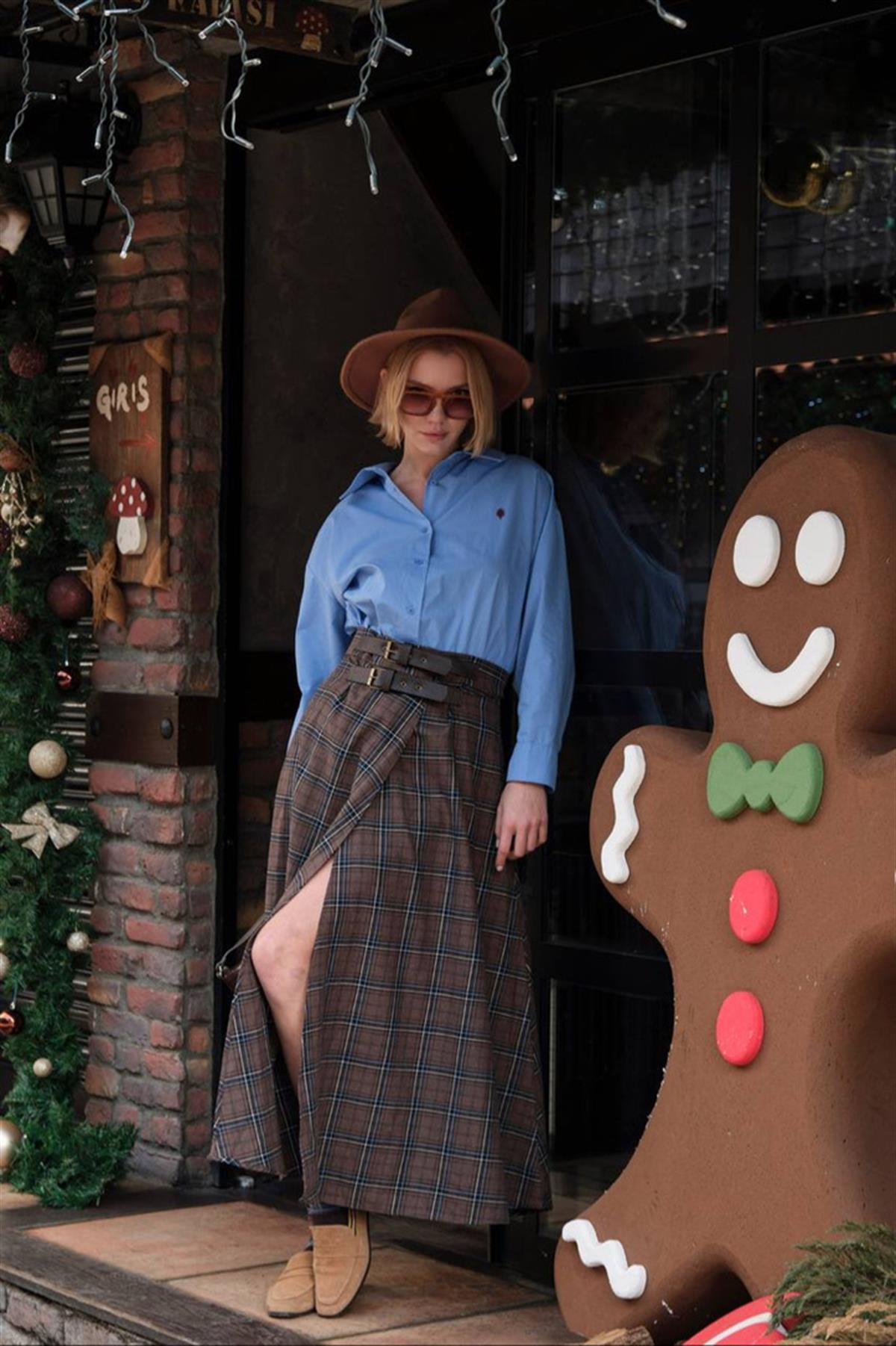 Ekose Desenli Çift Kemerli Yırtmaç Detaylı Maxi Boy Kahverengi Etek