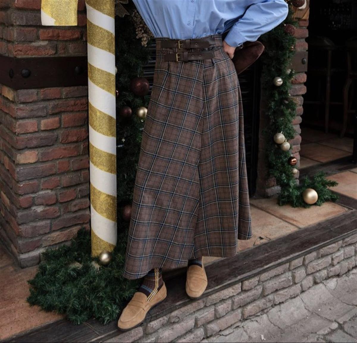 Ekose Desenli Çift Kemerli Yırtmaç Detaylı Maxi Boy Kahverengi Etek