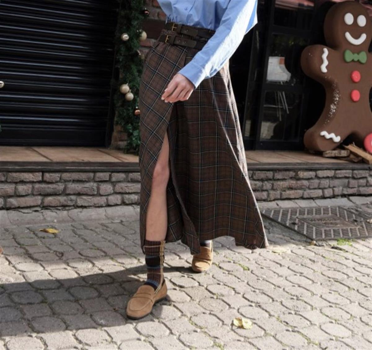 Ekose Desenli Çift Kemerli Yırtmaç Detaylı Maxi Boy Kahverengi Etek