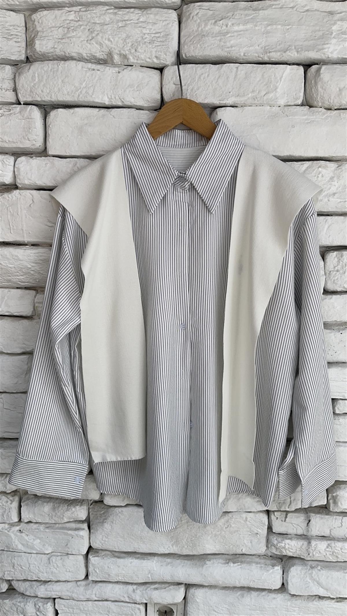 Triko Detaylı Mavi Çizgili Beyaz Gömlek