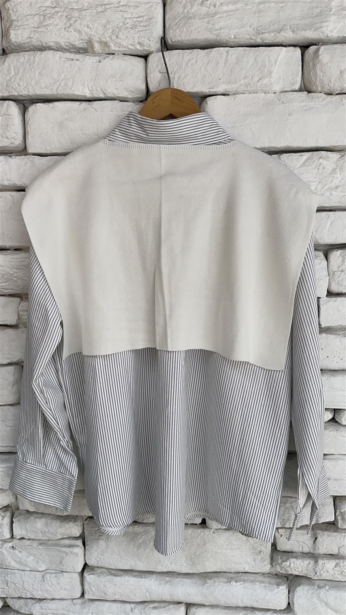 Triko Detaylı Mavi Çizgili Beyaz Gömlek