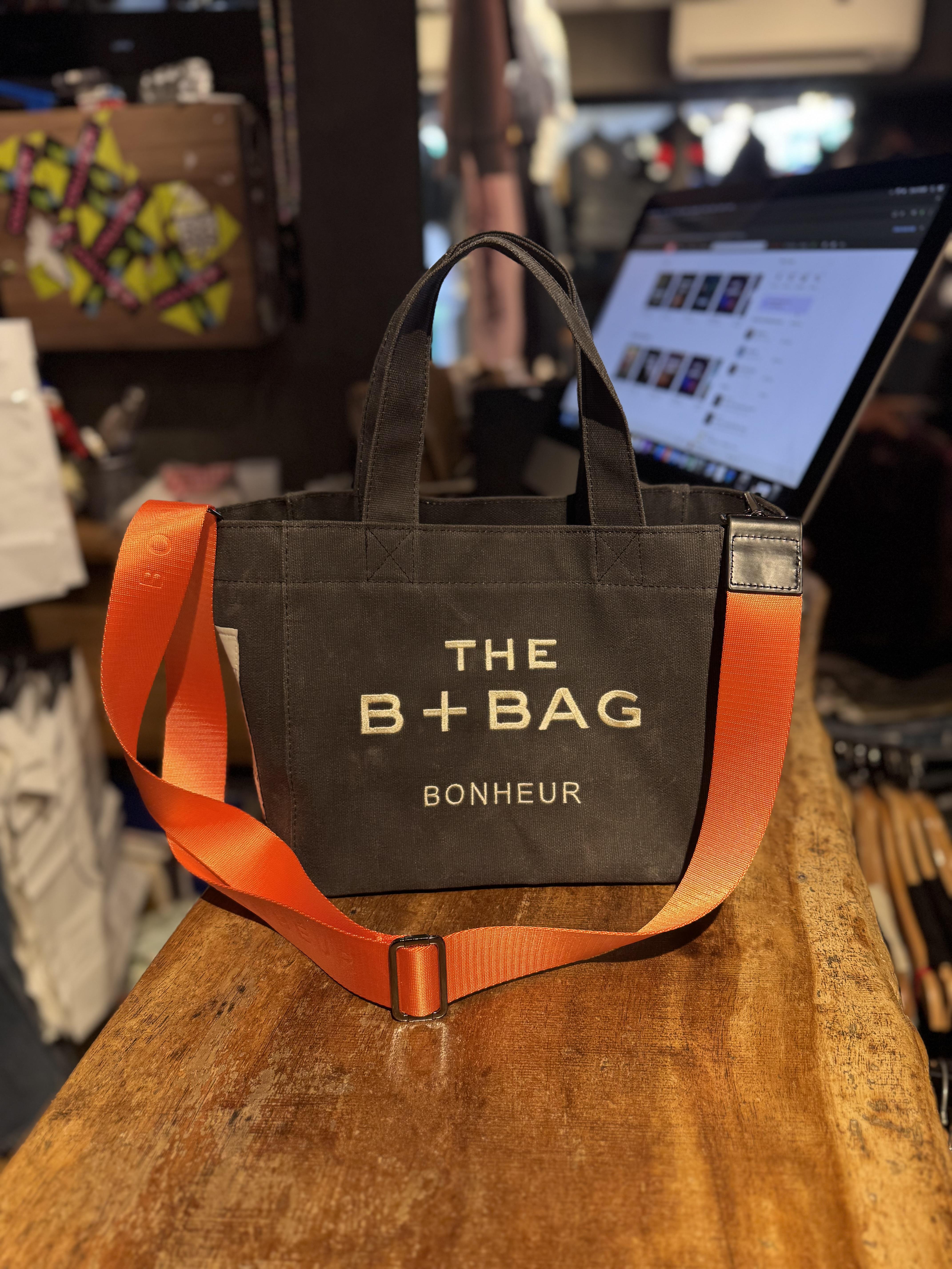 Askısı Renkli Siyah Çanta