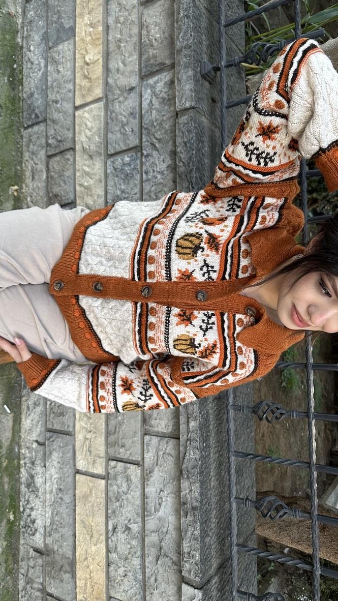 Balkabağı Nakış Detaylı Düğmeli Triko