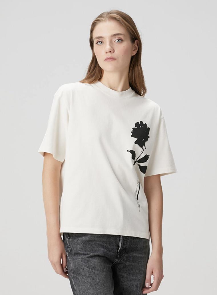 Beyaz - Siyah Çiçek Baskı Detaylı Tişört