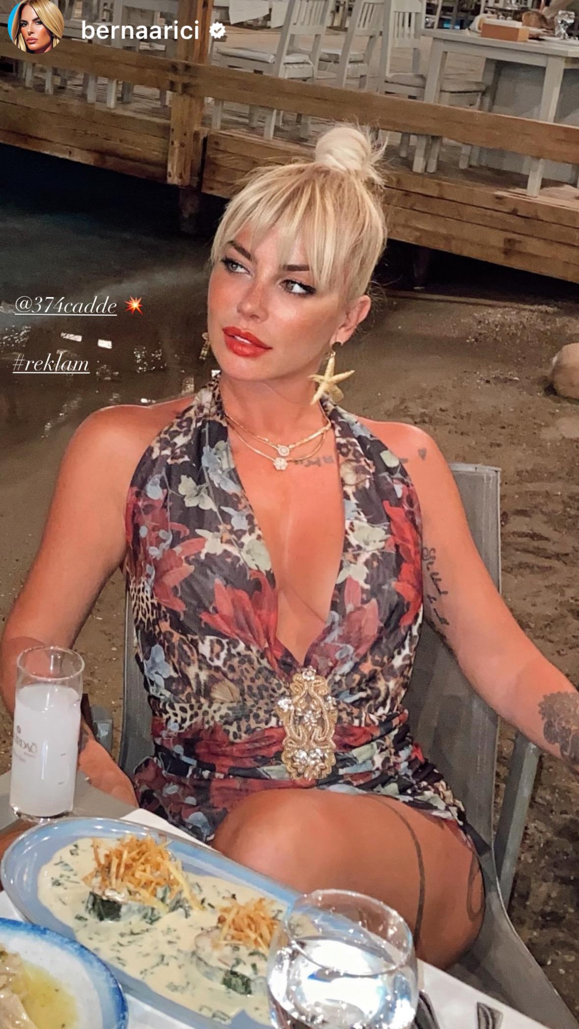 Çiçek Desenli Sırt ve Göğüs Dekolteli Mini Elbise 