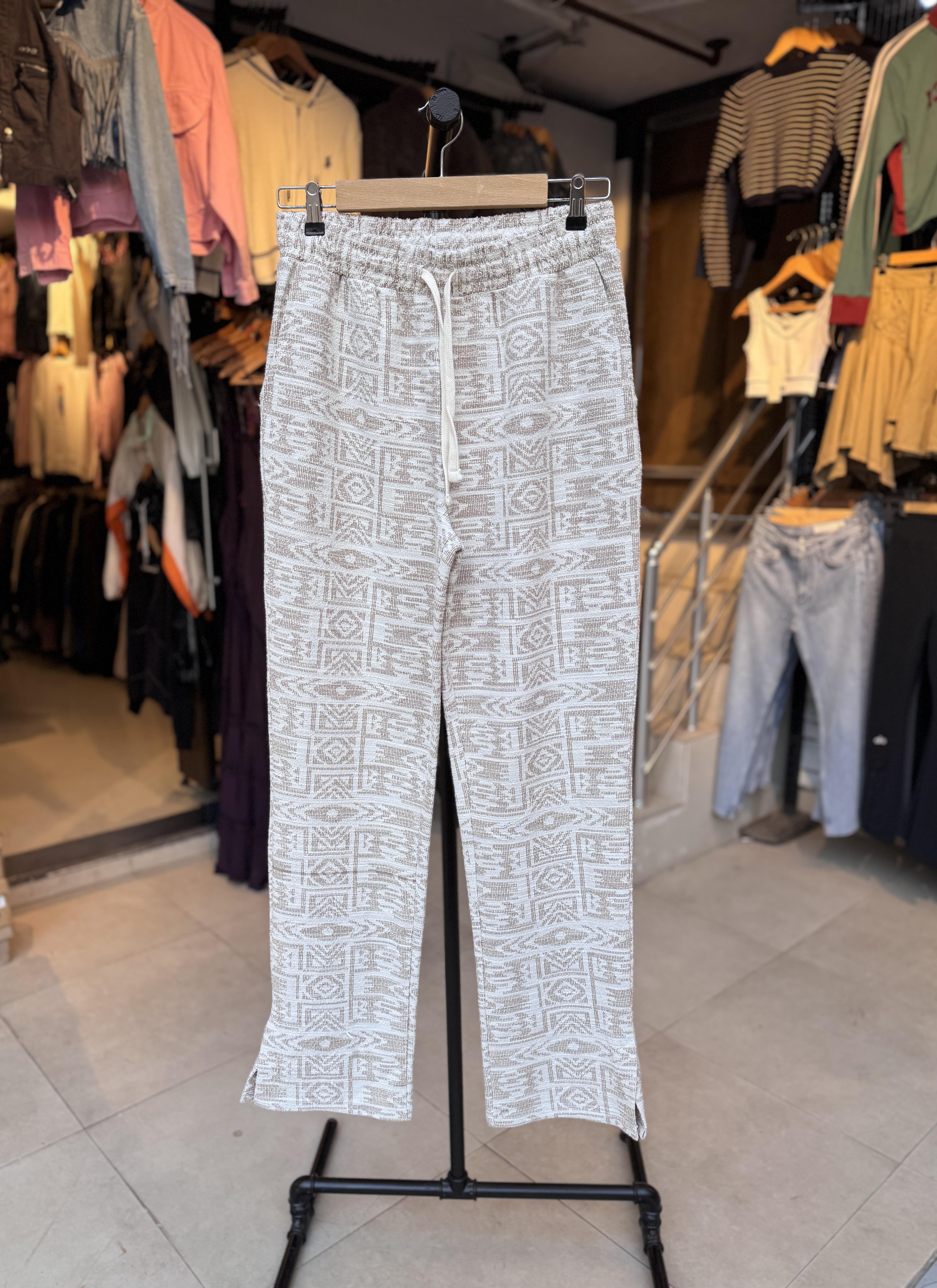 Desenli Paça Yırtmaçlı Krem Renkli Eşofman