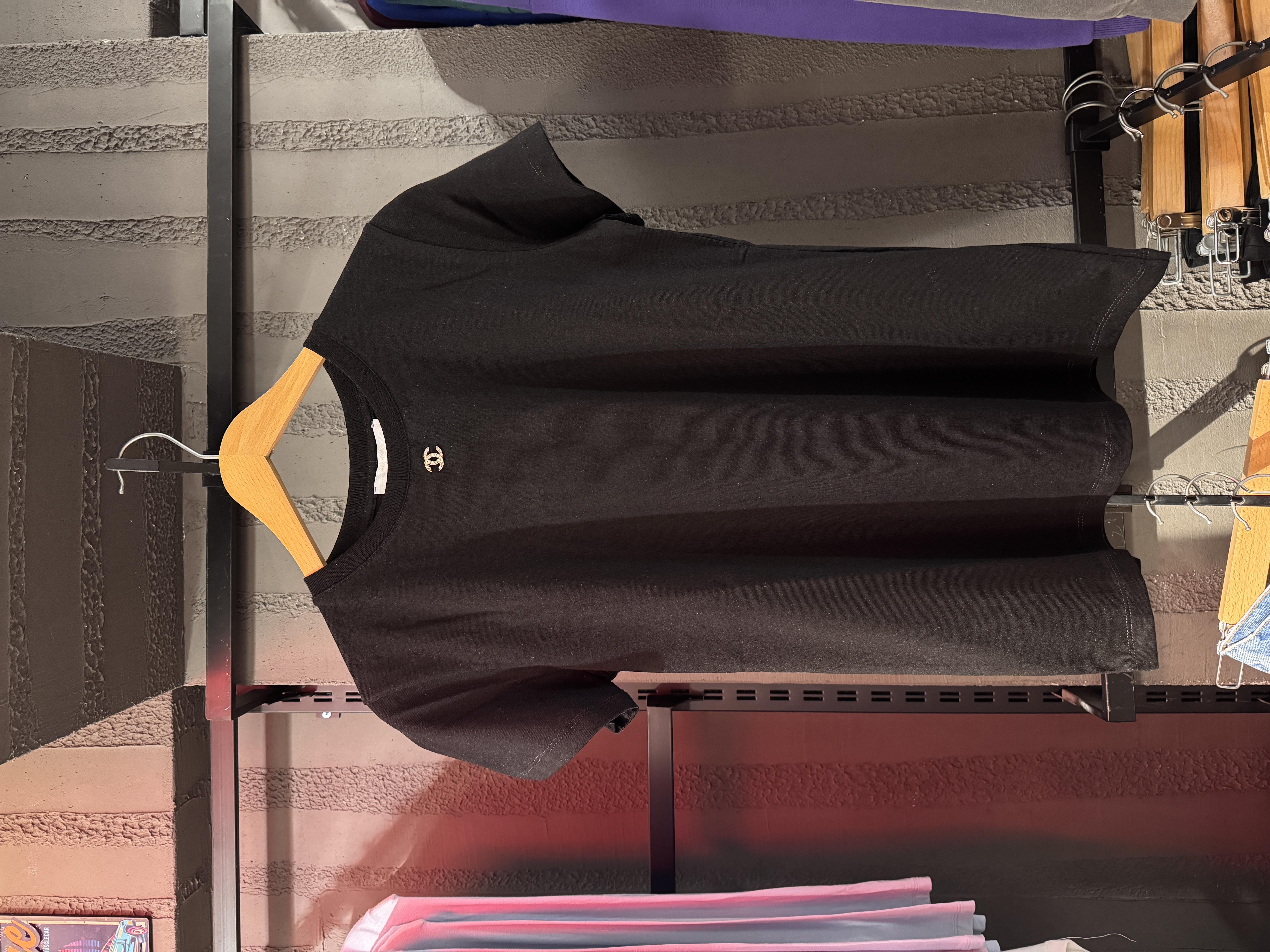 Metal Detaylı Siyah Tshirt