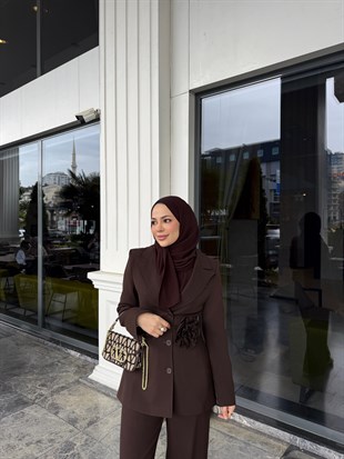 Gül Detaylı Blazer Takım Kahverengi