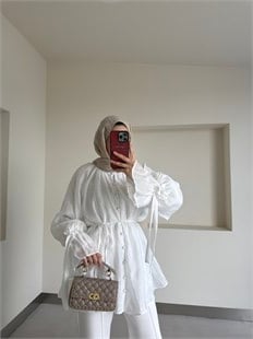 Kolu Gül Aksesuarlı Beli Bağlamalı Gömlek Beyaz