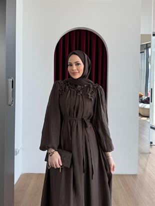 Omuz Çiçek Detaylı Elbise Kahverengi