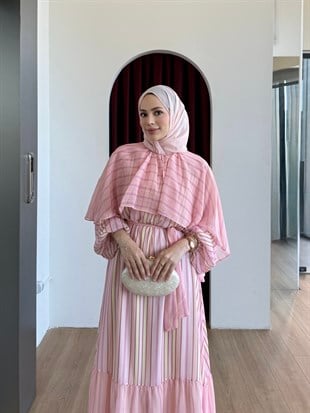 Pelerinli Kuşaklı Şifon Elbise Pembe