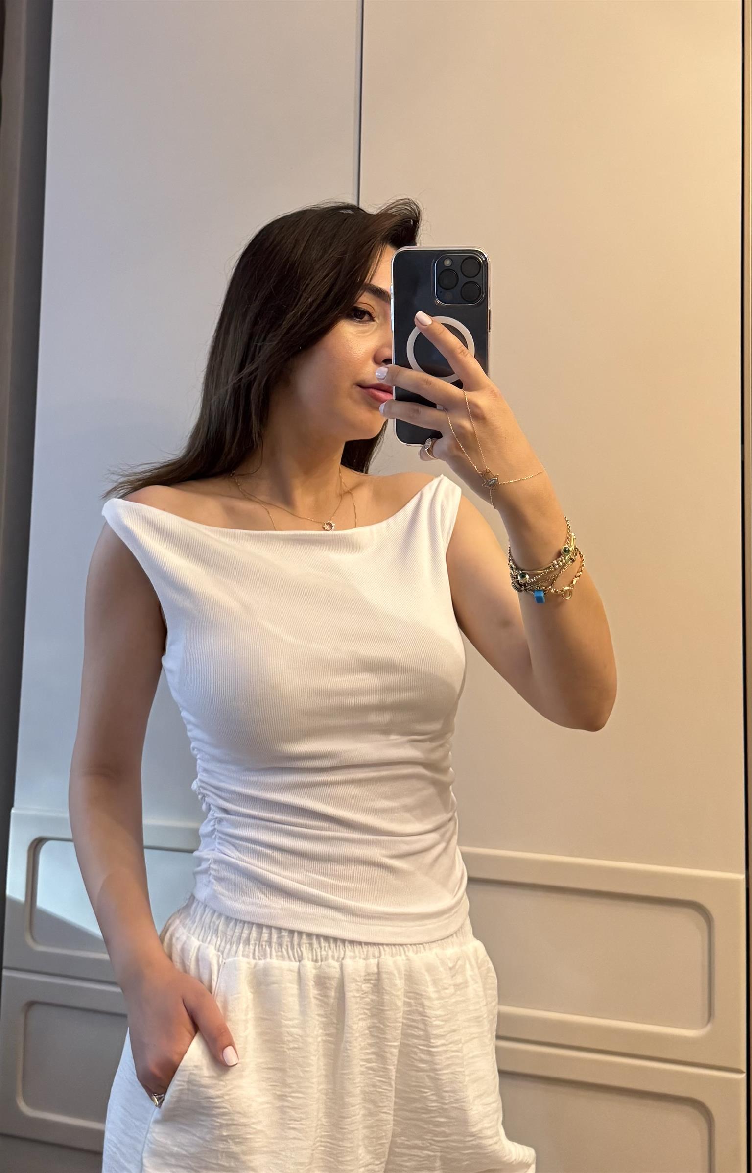 KAYIK YAKA YANDAN BÜZGÜLÜ BEYAZ ATLET