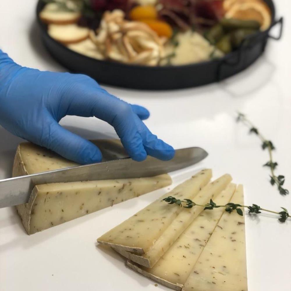 Keyif Serisi – Firuze Fesleğenli Eski Kaşar Peyniri 200 gr – Dinlendirilmiş