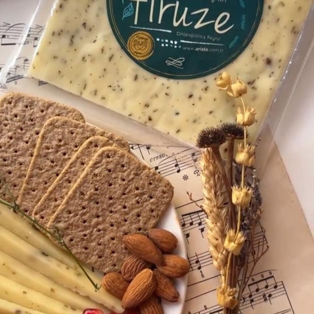 Keyif Serisi – Firuze Fesleğenli Eski Kaşar Peyniri 200 gr – Dinlendirilmiş