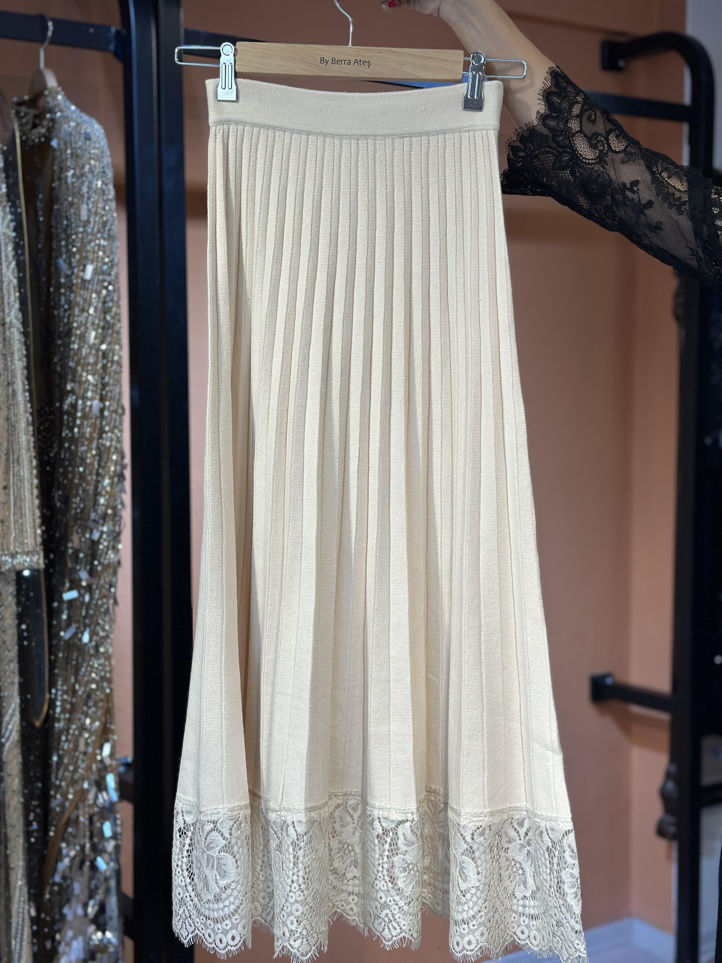 Eteği Dantelli Triko Etek Krem