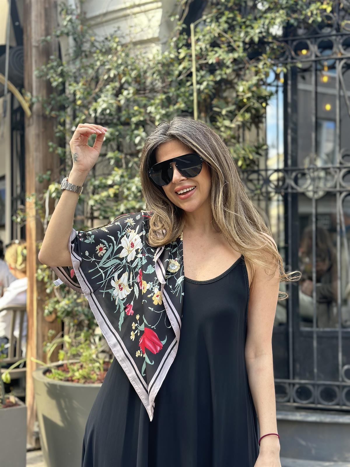 Siyah Çiçekli Şal