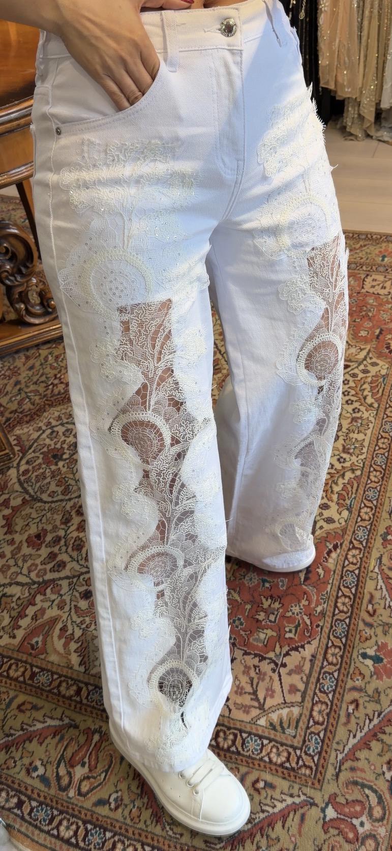 İşlemeli Pencereli Beyaz Kot