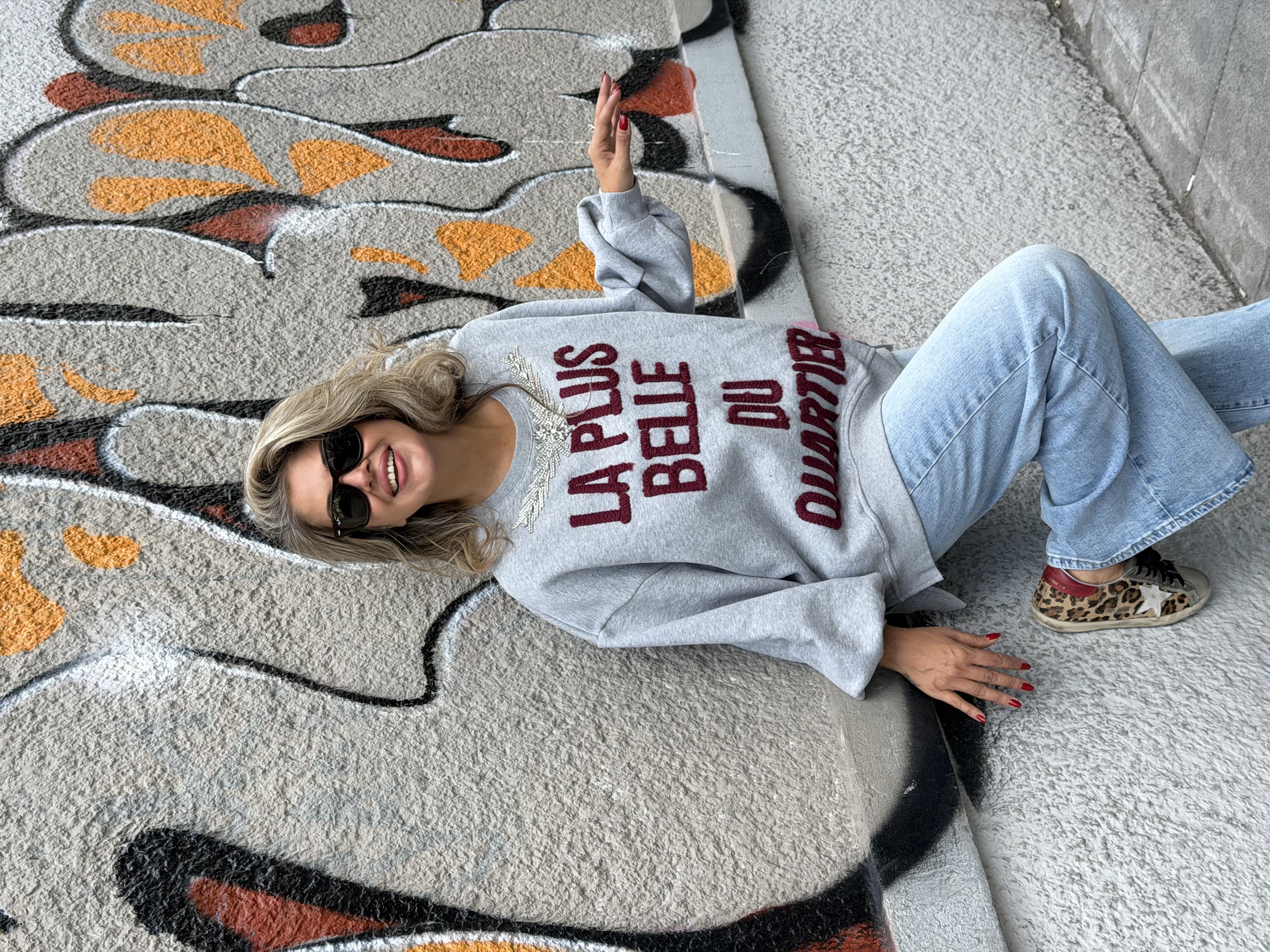 Taş ve Yazı Detaylı Gri Sweatshirt