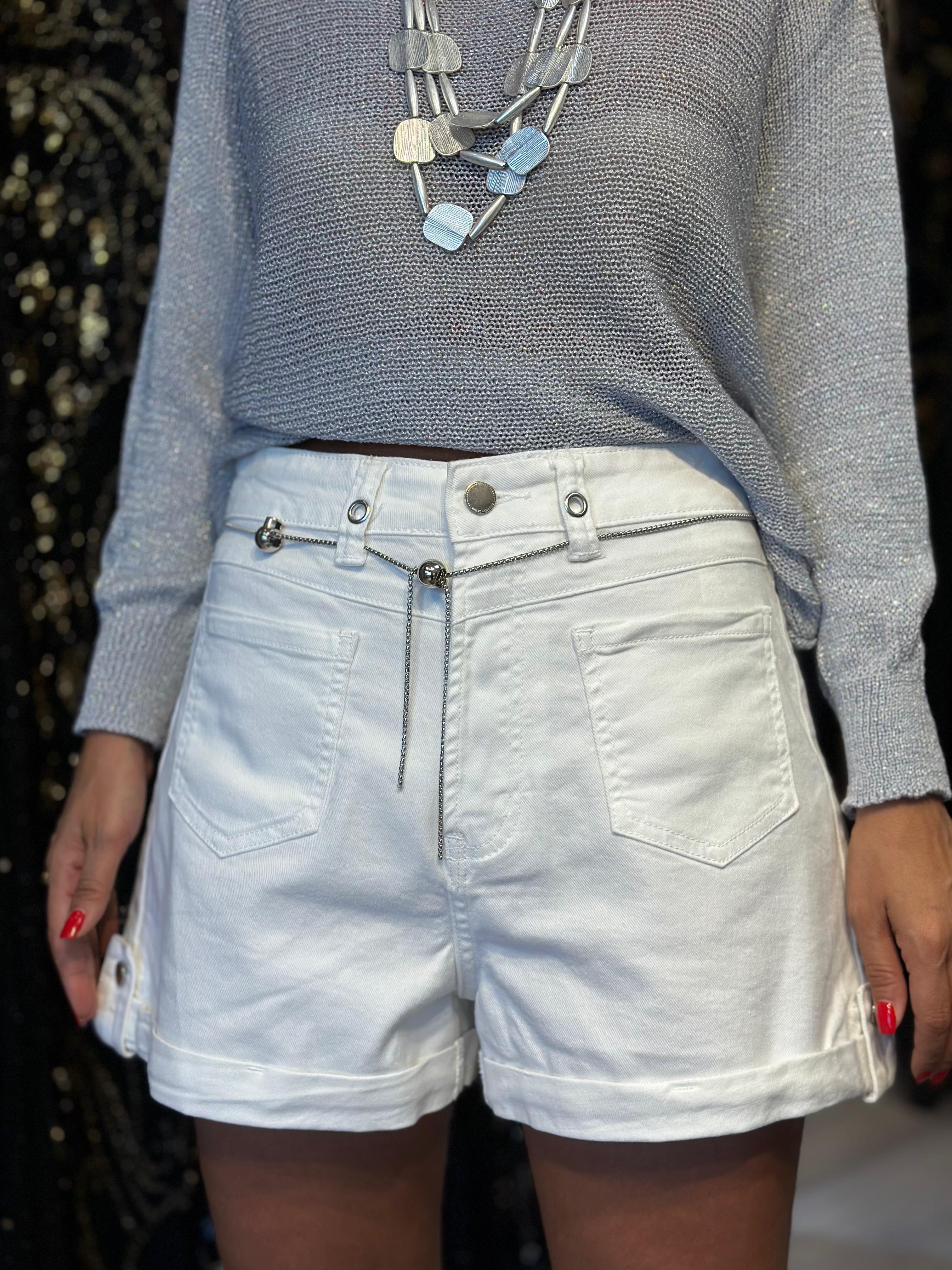 Zincir Kemer Detaylı Beyaz Şort