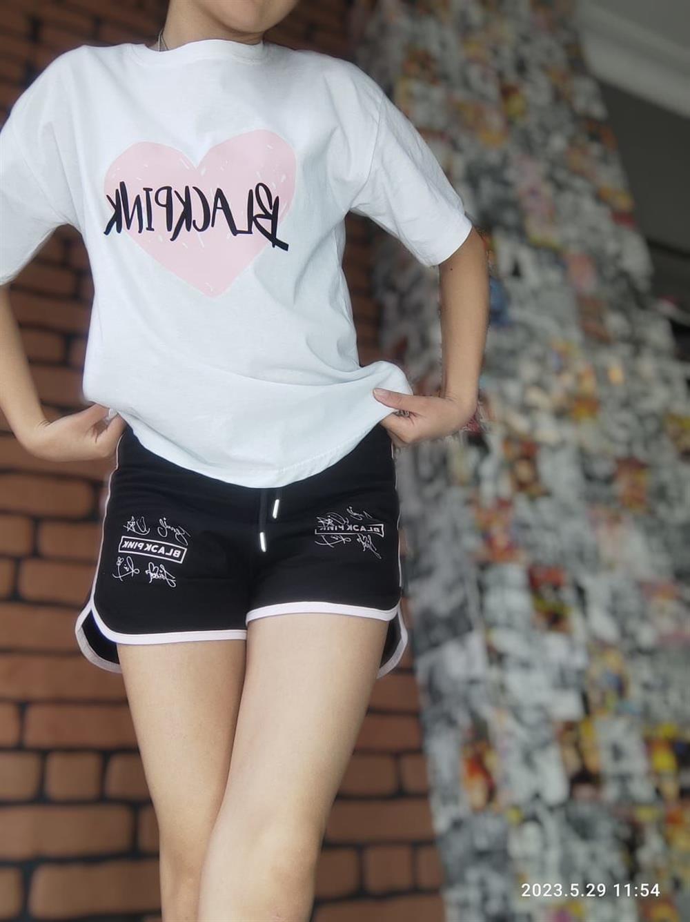 Blackpink Kalp Baskılı Beyaz Tshirt Ve Blackpink İmza Baskılı Siyah Şort Kombin