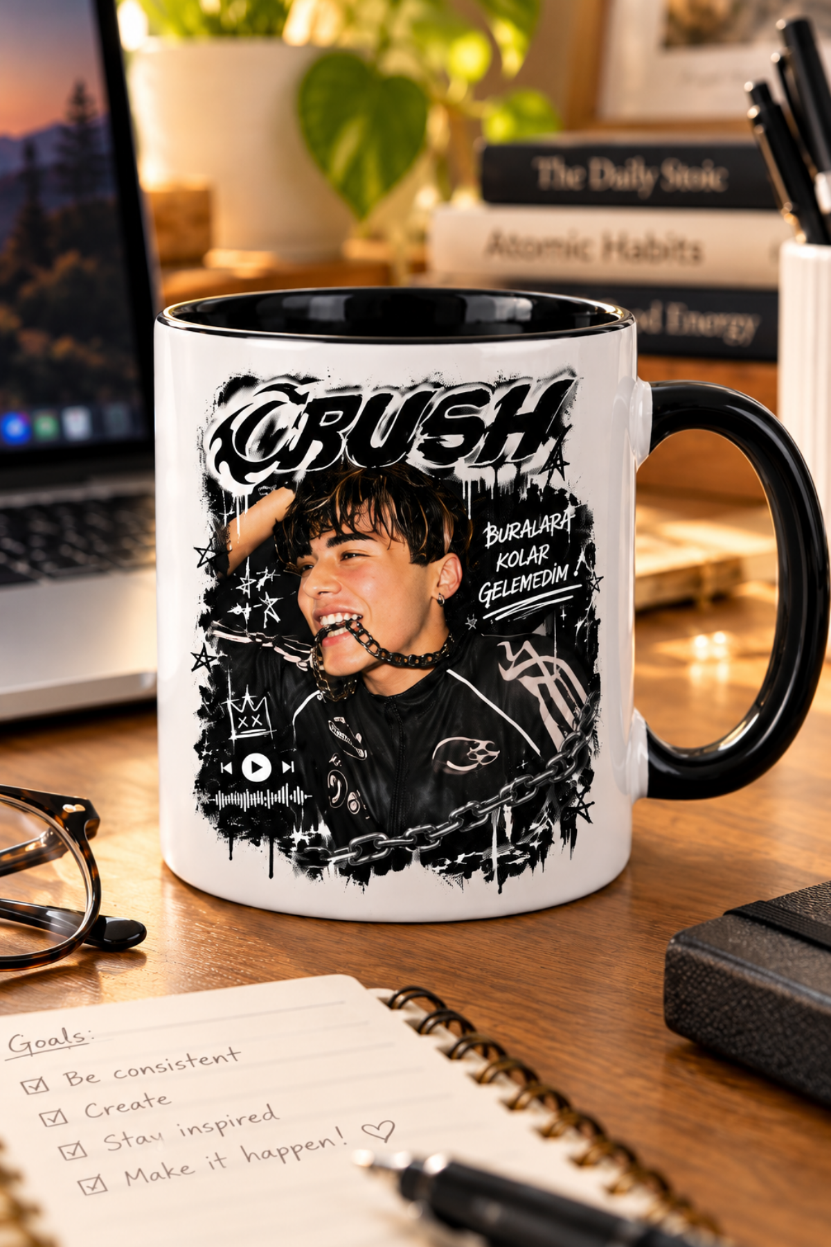 Crush Efe Baskılı Porselen Dışı Beyaz İçi Ve Sapı Siyah Kupa Bardak