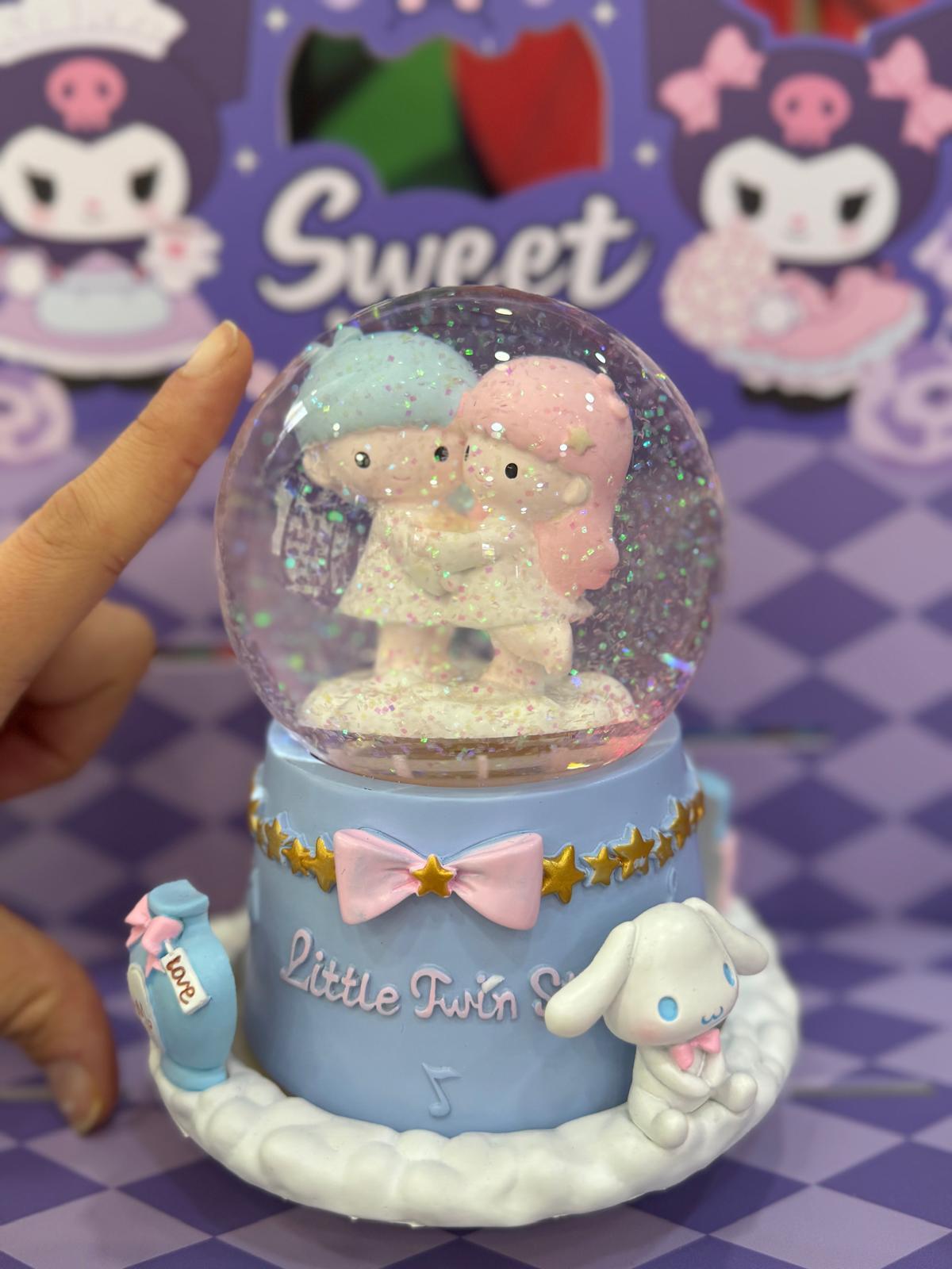Sanrio Büyük Boy Dönen  Işıklı Ve Müzikli Kar Küresi