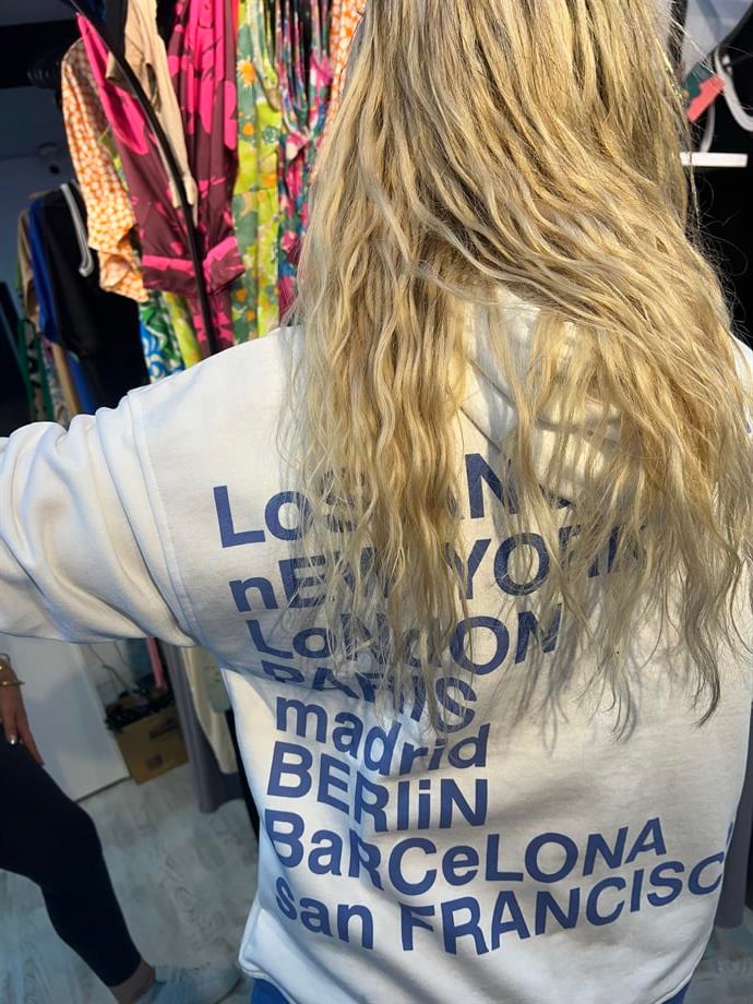 arkası baskılı beyaz sweatshirt