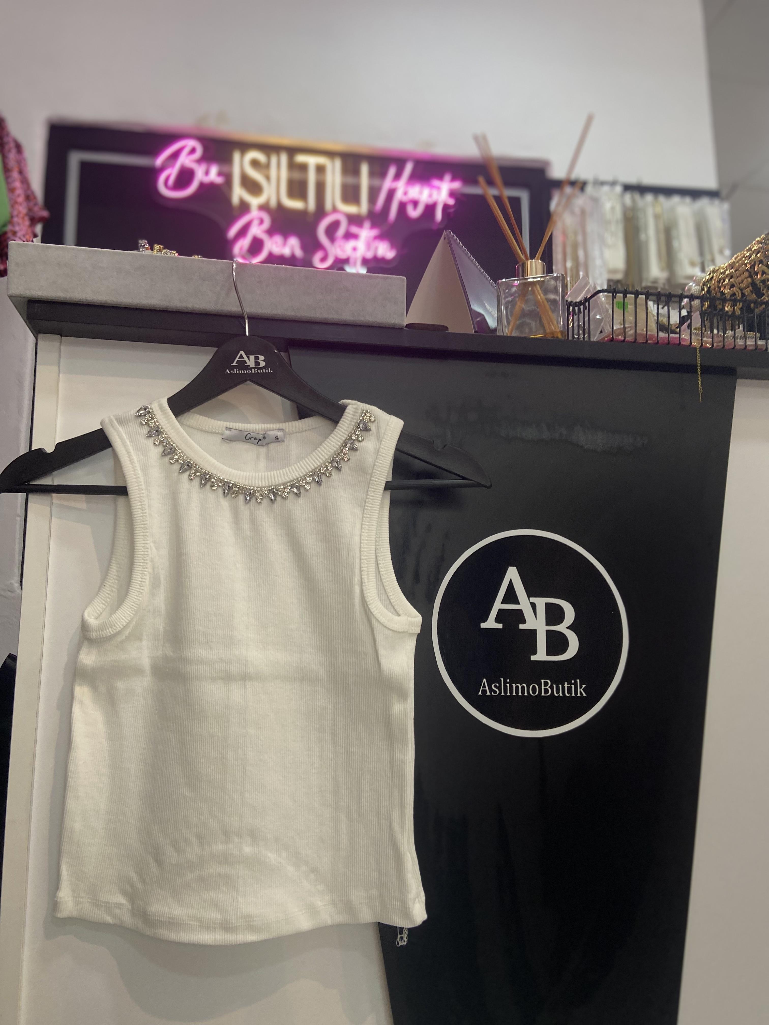 Beyaz Yakası Taşlı Atlet