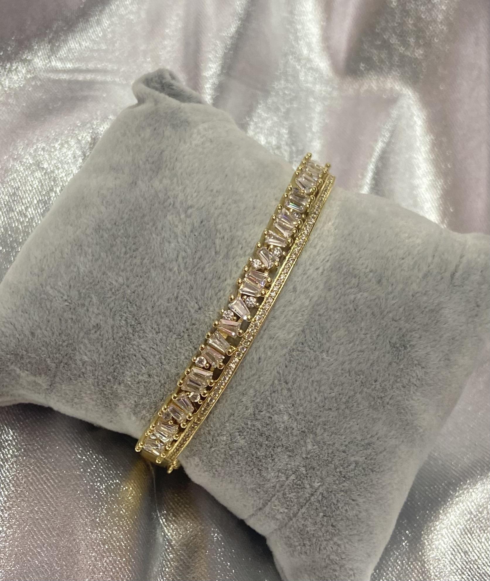 Çarpık Zirkon Taşlı Gold Çelik Kelepçe