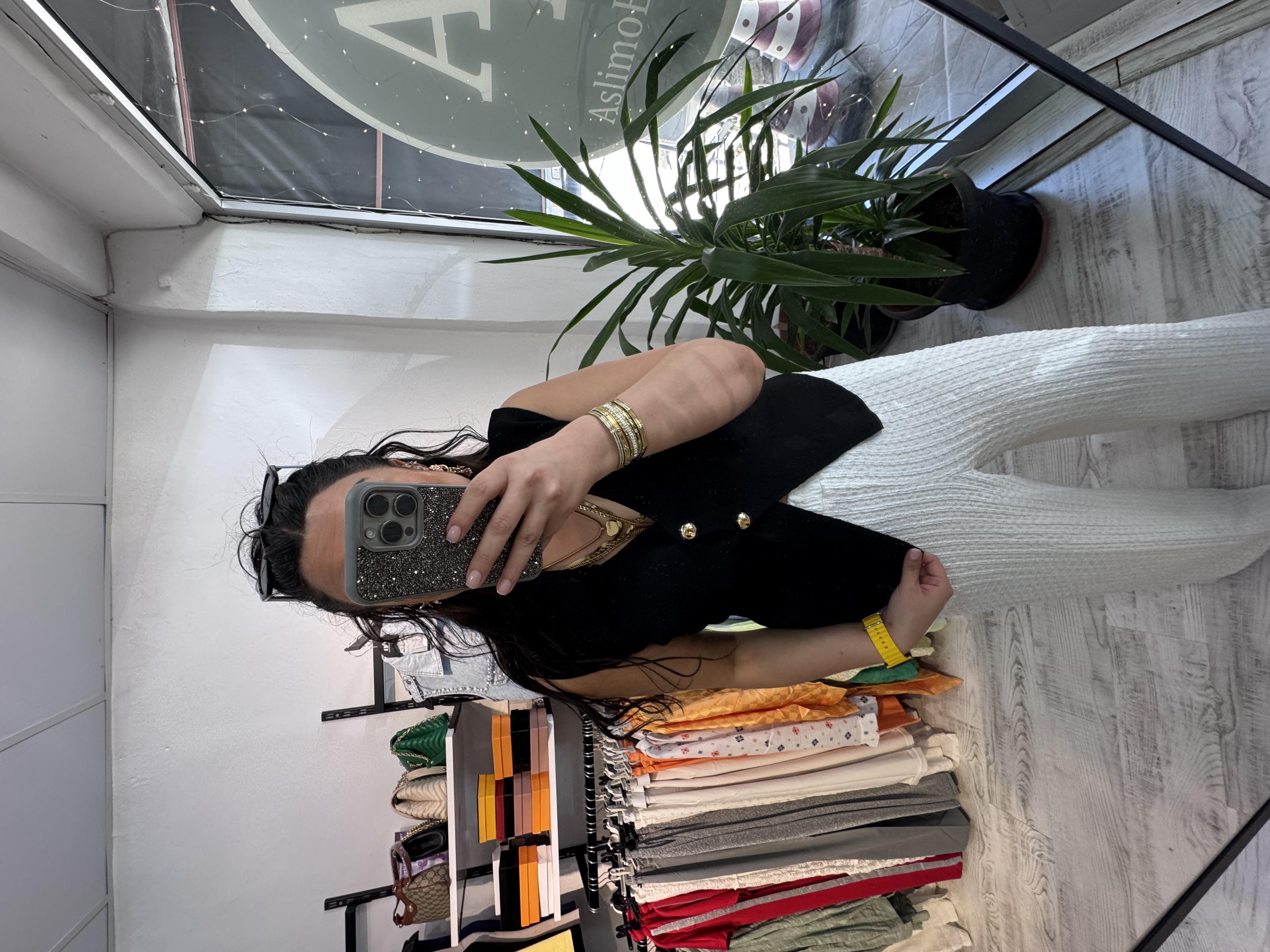 Gold Düğme Detaylı Siyah Yelek