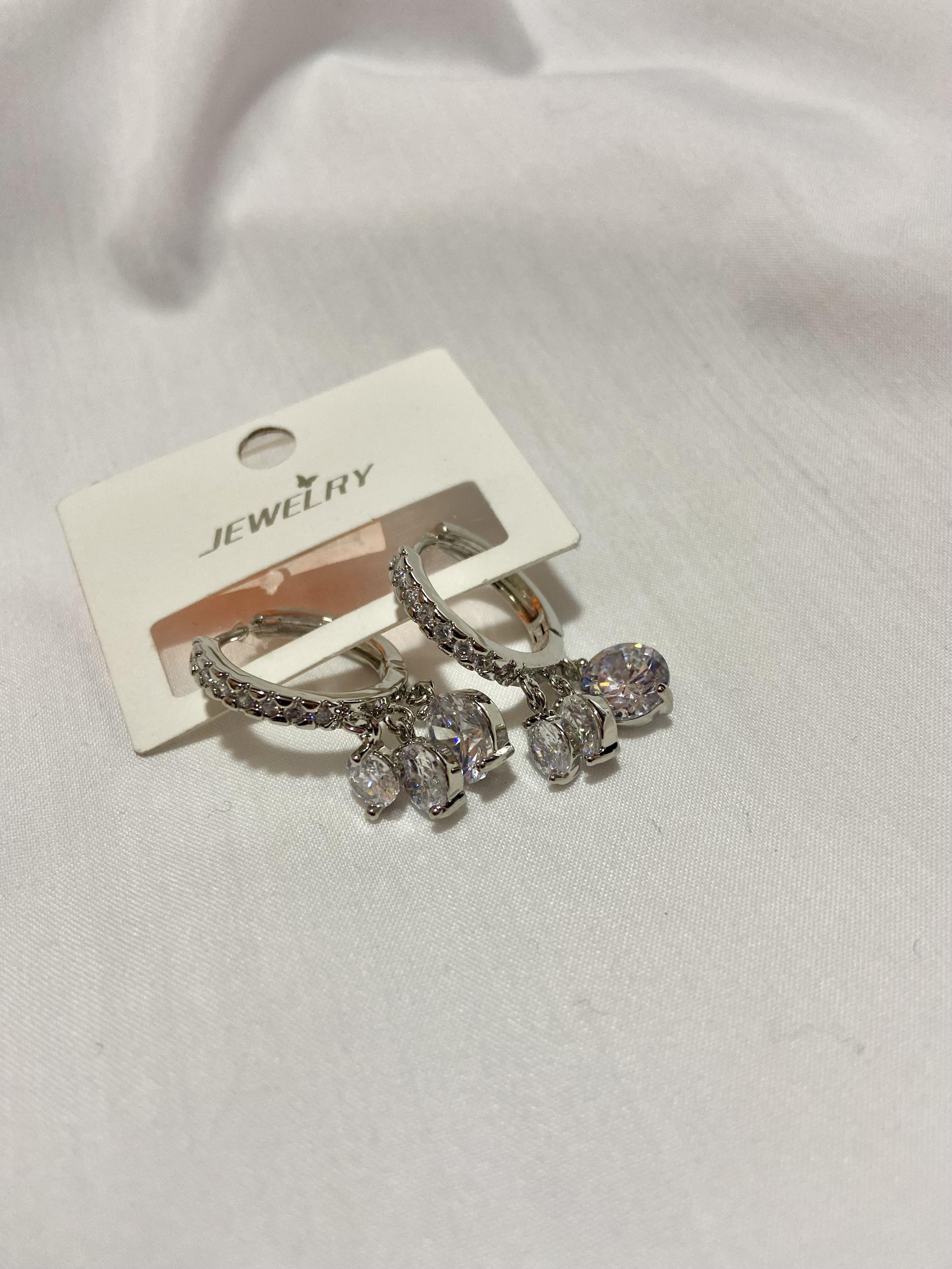 Gümüş Sallantılı Halka Taşlı Çelik Küpe